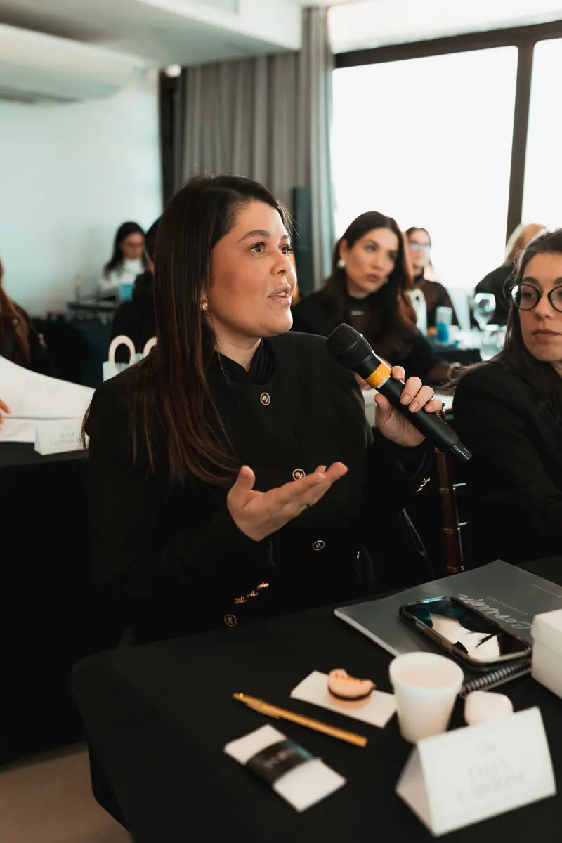 Participante compartilhando sua experiência no A Mesa Convida